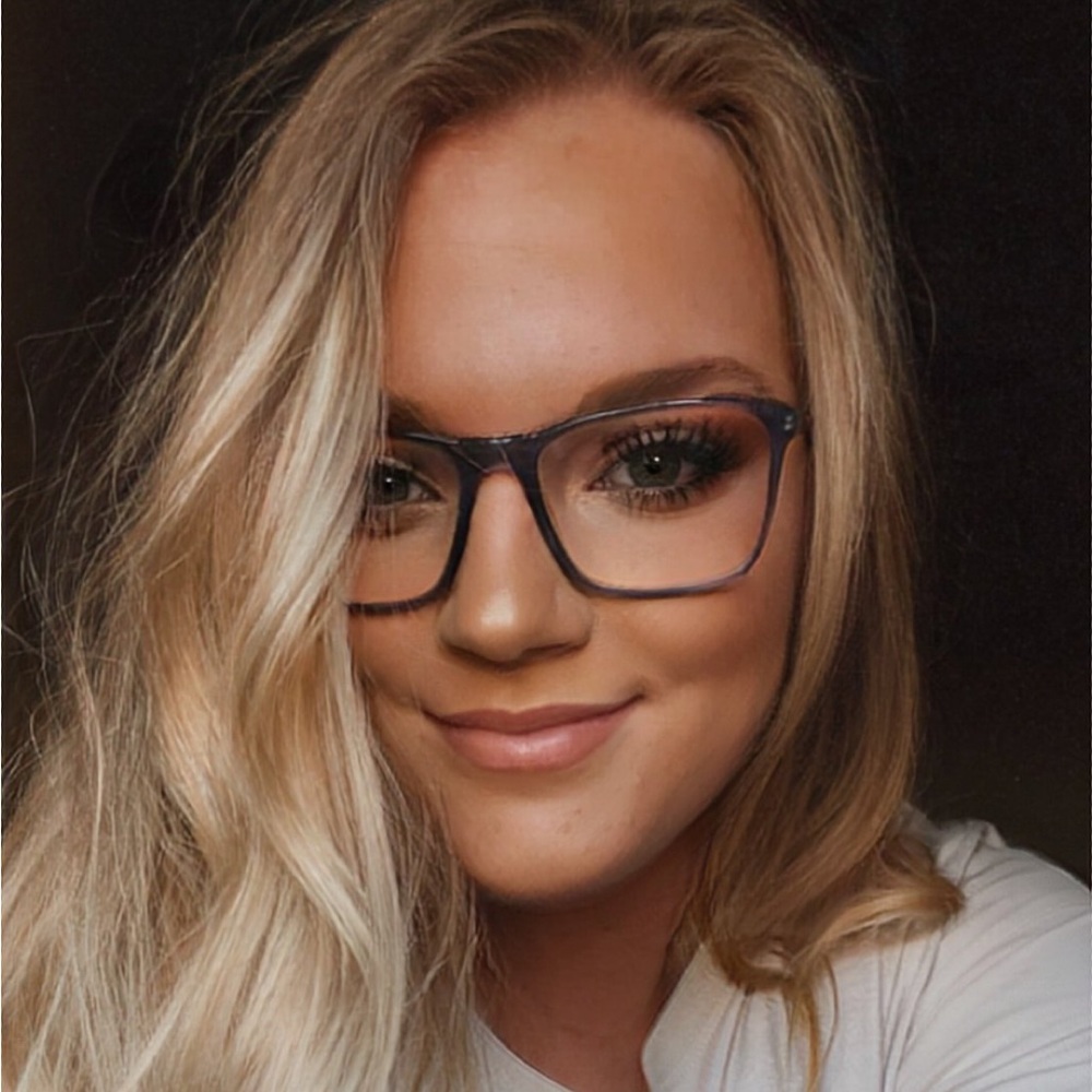 Meet your Posher, Caitlin